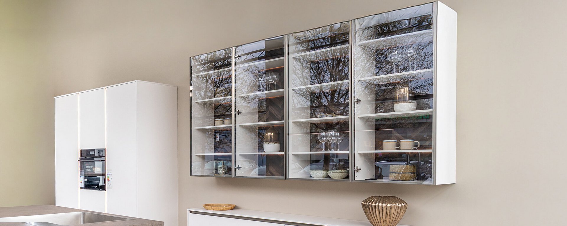 Moderne Premium Küche im ASMO KÜCHEN Studio mit Anti-Fingerprint Fronten und Smart Glass