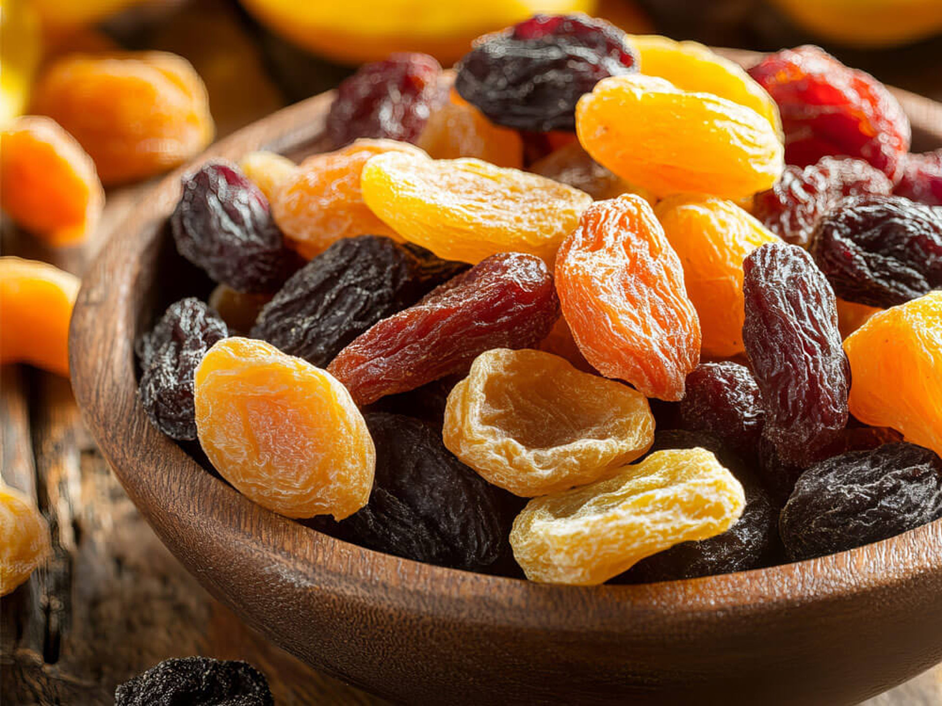Eine Schüssel mit verschiedenen Trockenfrüchten wie Datteln und Aprikosen, die als praktische, ballaststoffreiche Ernährung dienen.