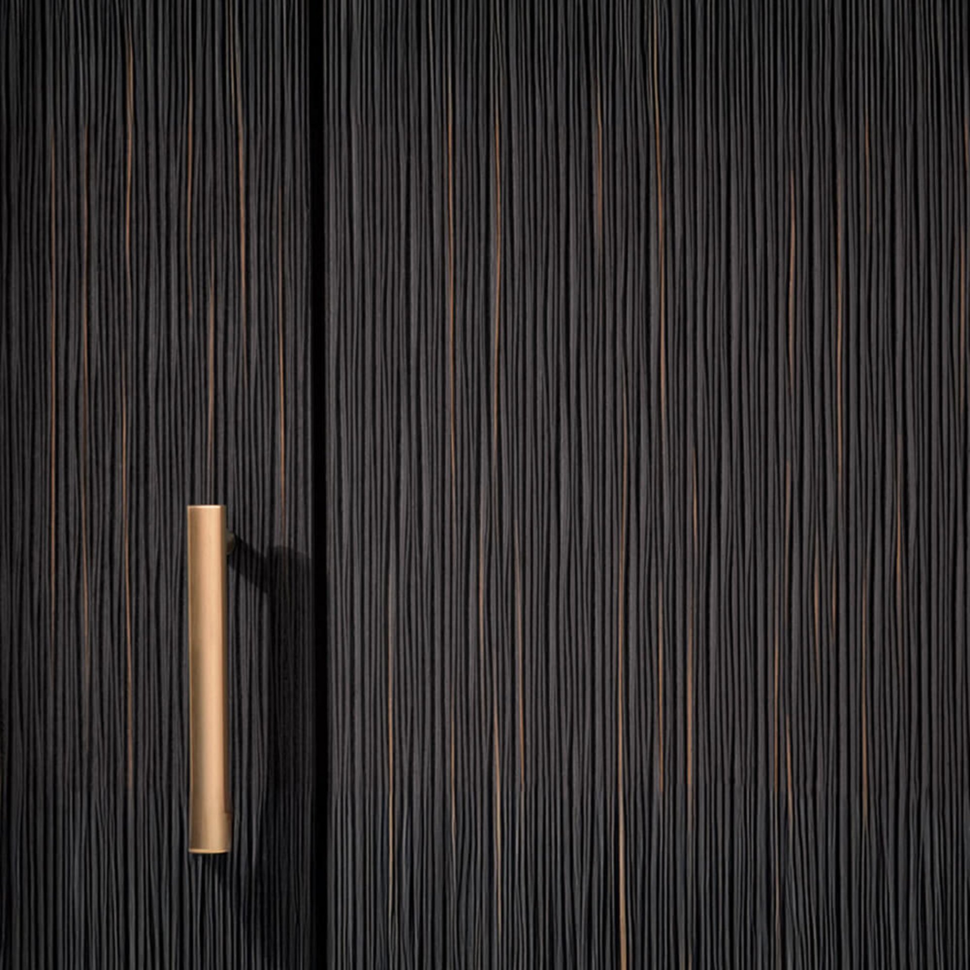 Dunkle, strukturierte Küchenfront mit Griffdetail – markanter Look für moderne Küchen mit Tiefe