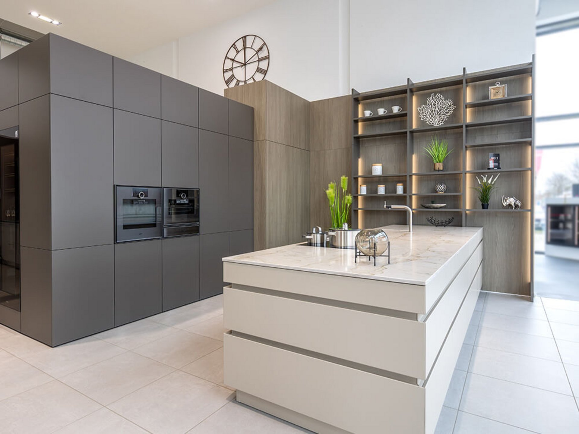 Matte Küchenfronten in Holzoptik in offener moderner Wohnküche