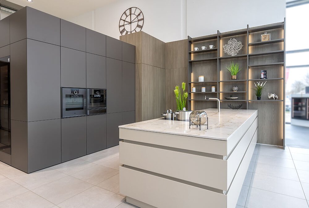 Matte Küchenfronten in Holzoptik in offener moderner Wohnküche