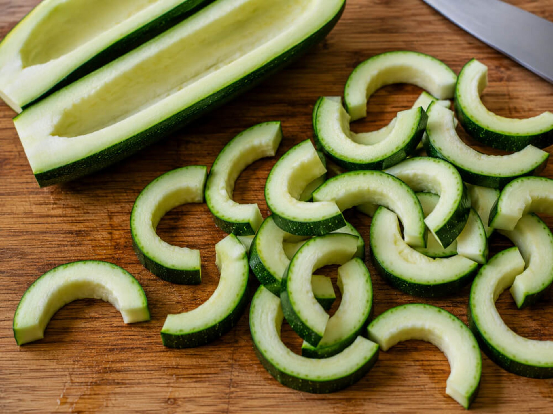 In Halbmonde geschnittene Zucchini für die Hähnchen-Pfirsich-Pfanne