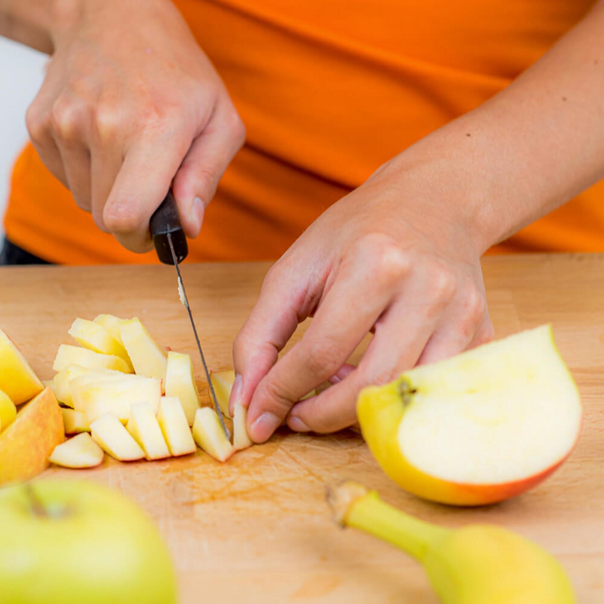 Kuchen mit Obst backen: Äpfel klein würfeln, damit Früchte im Rührteig nicht nach unten sinken.