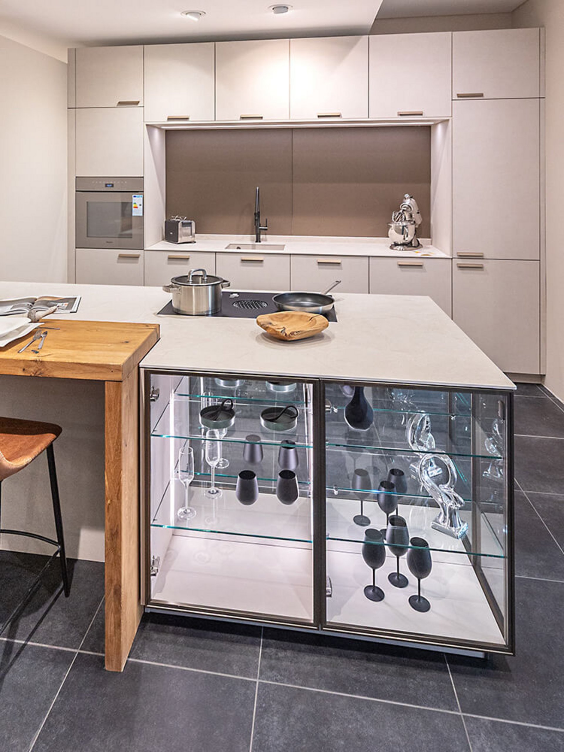 Offene Wohnküche mit Kochinsel und Smart Glass Vitrine