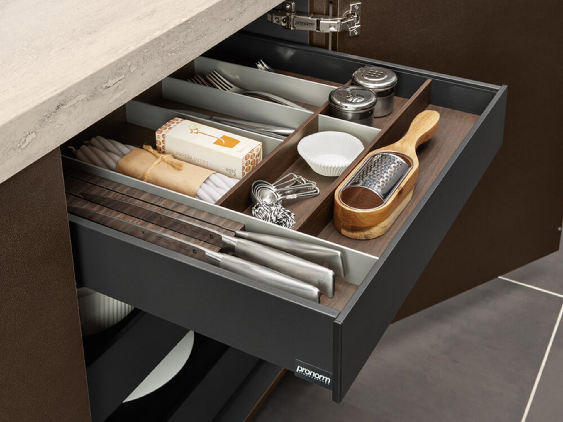 Ordnungssystem im proTech X Auszug mit dunklen Holzeinsätzen für Küchenorganisation