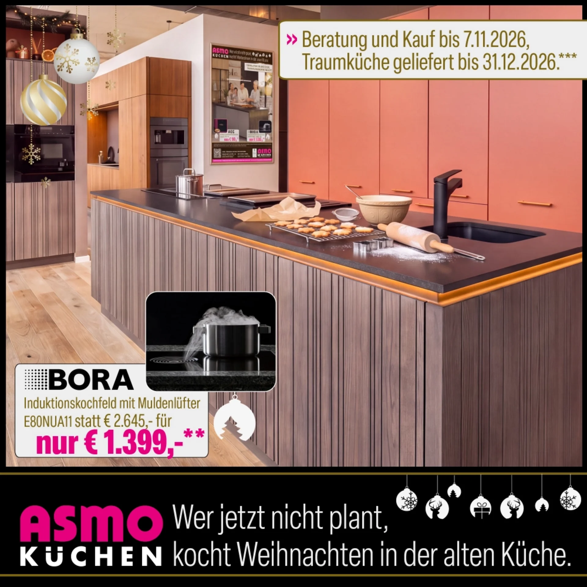Kücheninsel in Holzoptik mit Muldenlüfter und Plätzchen, dahinter terrakottafarbene Fronten