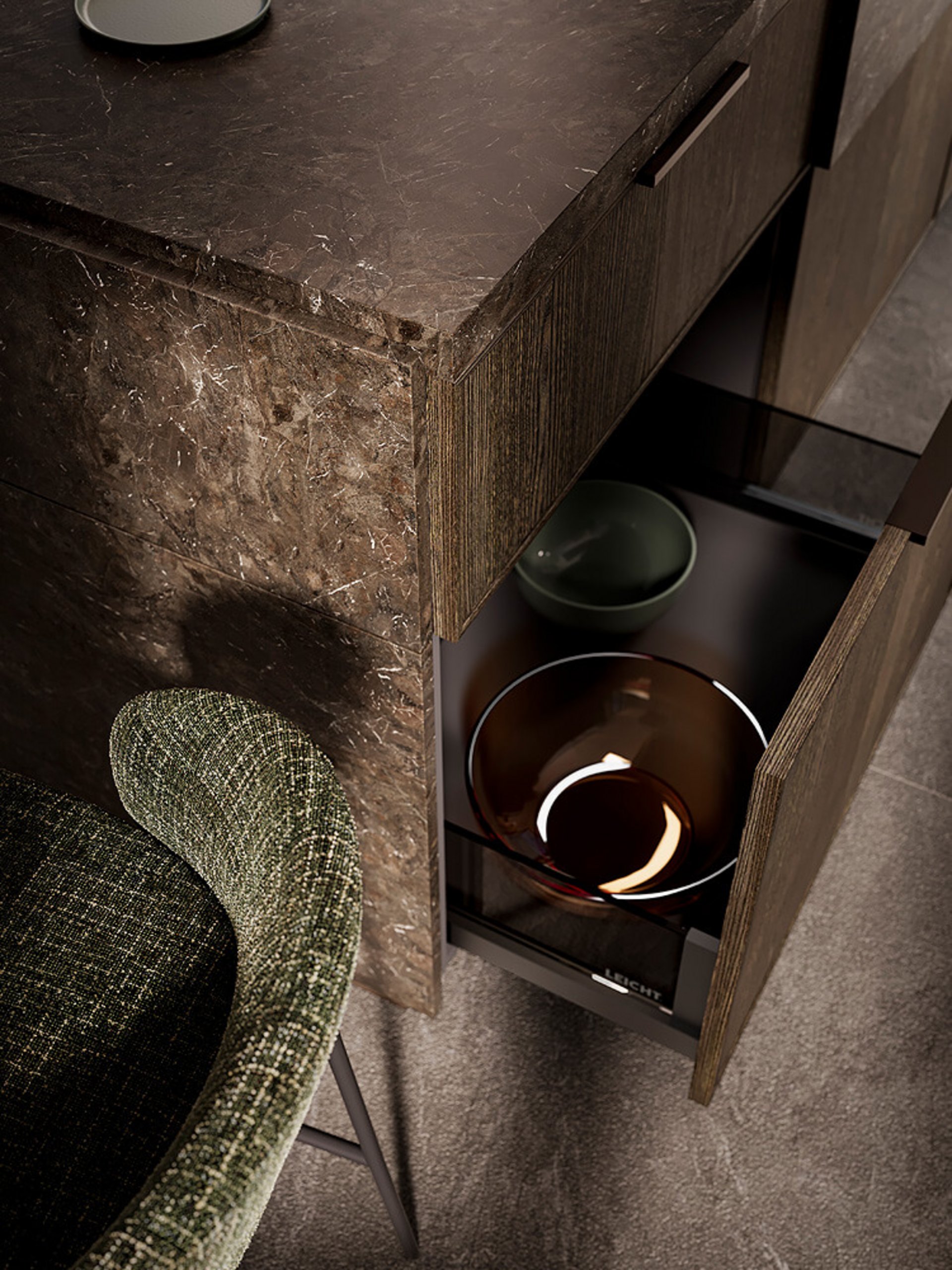 Detailansicht eines Vollauszugs mit hochwertiger Innenausstattung und Glas-Zargen von LEICHT