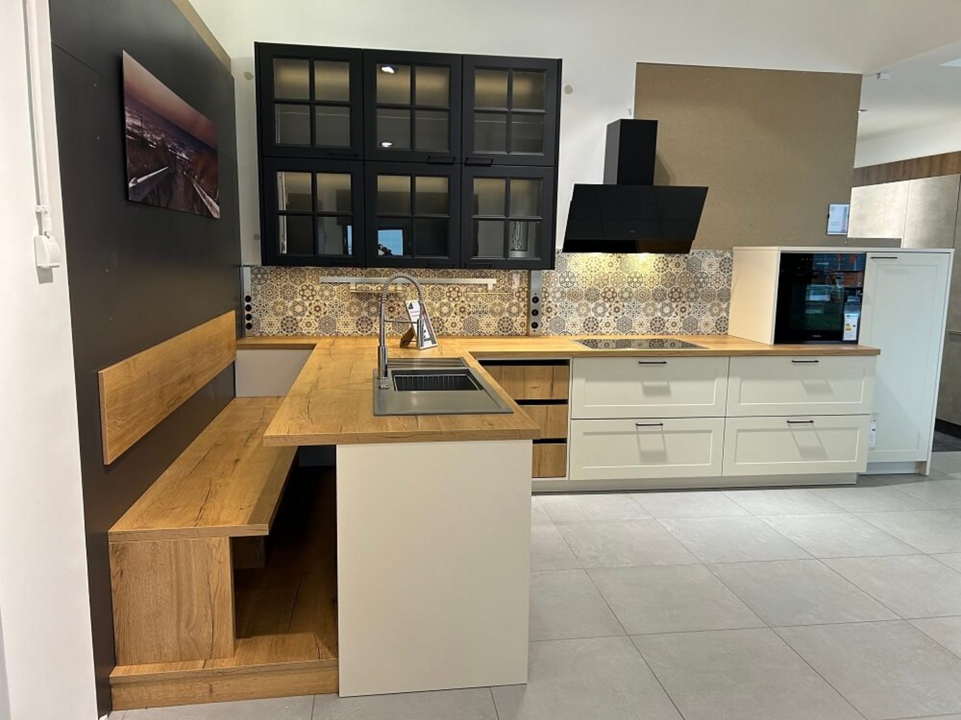 ASMO Concept 130 - L-Küche mit Sitzbank und hochgesetztem Backofen