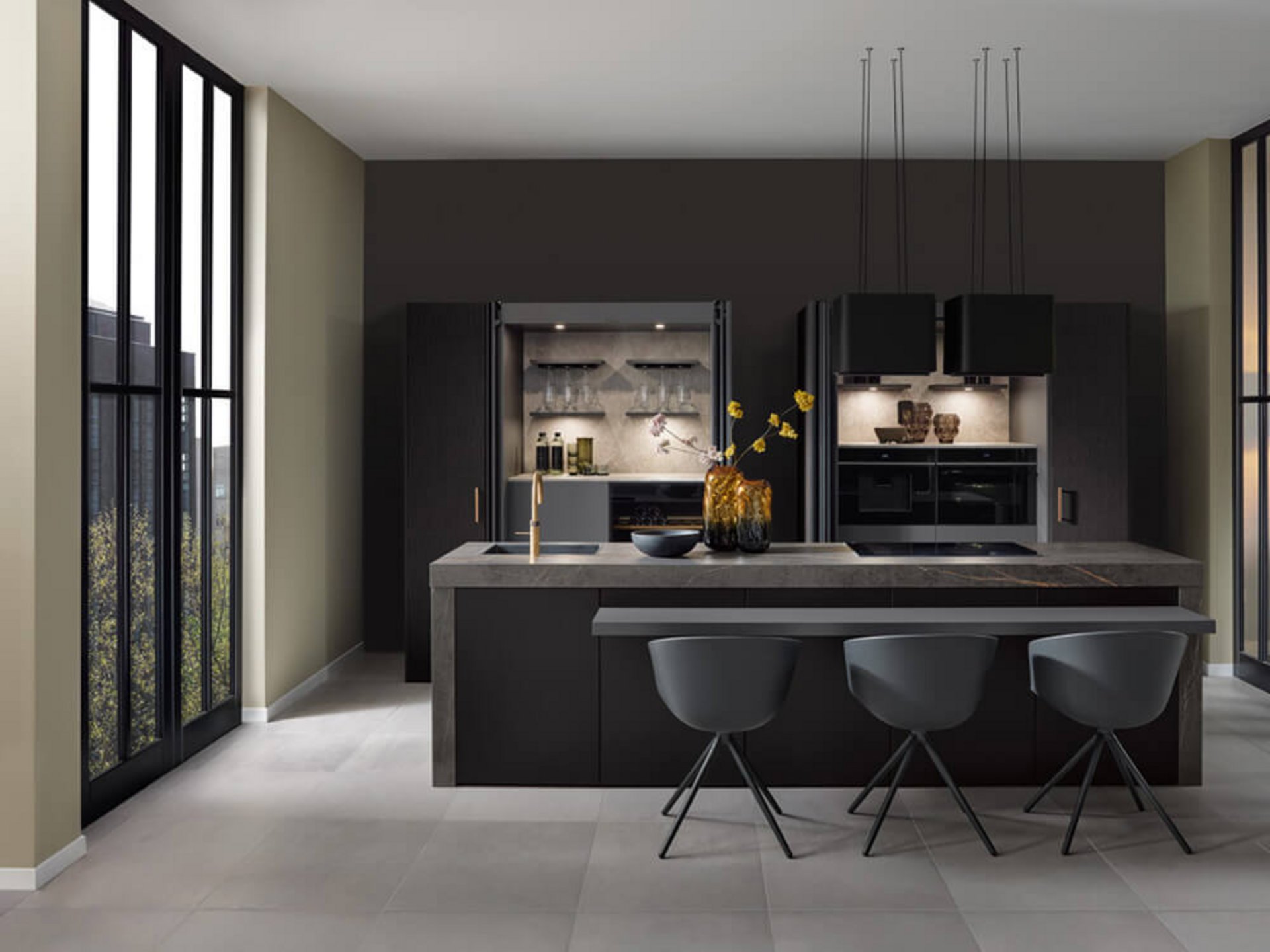 Schwarze Luxusküche mit Pocket-Doors und beleuchtetem Bar-Element in einer grifflosen Planung.