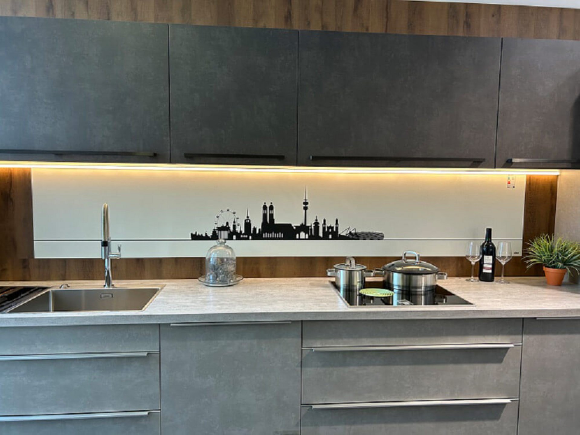 ASMO KÜCHEN Küchenzeile in Betonoptik mit Spüle, Kochfeld, Arbeitsplatte und Nischenrückwand mit München-Silhouette