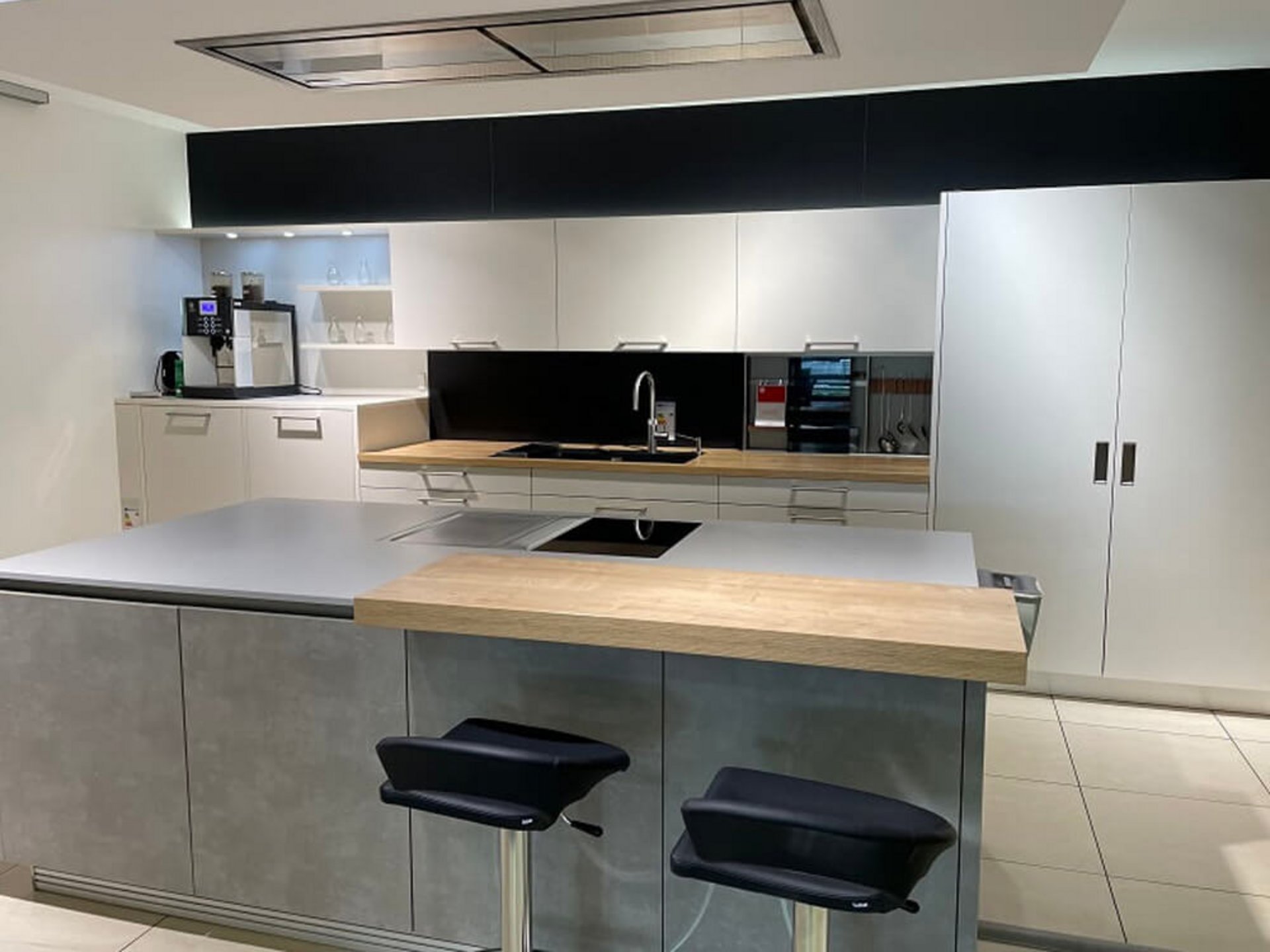 ASMO Line Pro / X-Line Zeile mit Insel - Abverkaufsküche, Musterküche München-Freiham