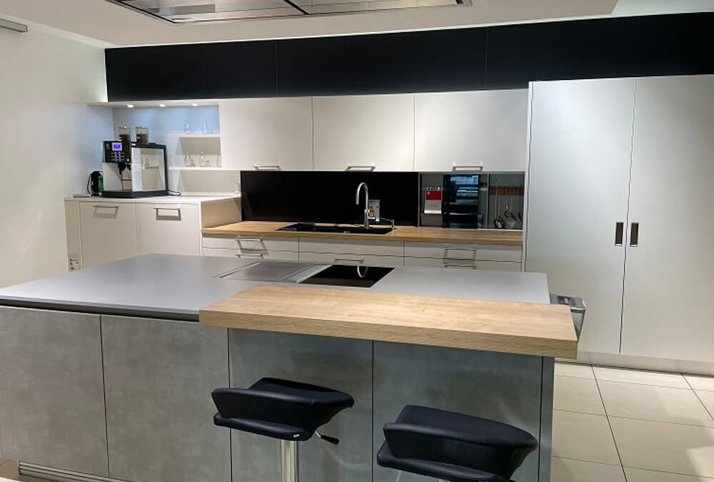 ASMO Line Pro / X-Line Zeile mit Insel - Abverkaufsküche, Musterküche München-Freiham