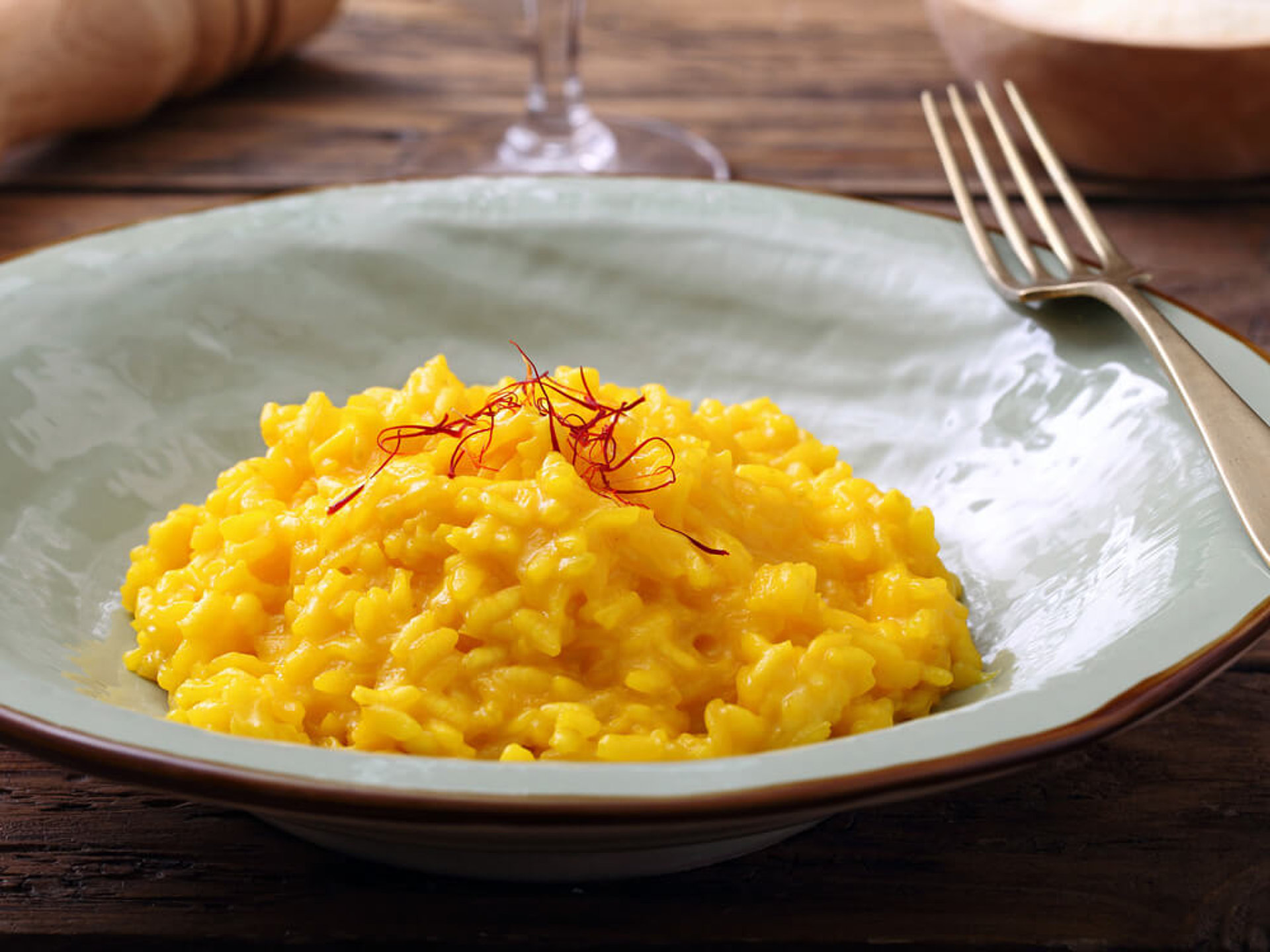 Cremiges Risotto alla Milanese mit Safran verfeinert - Authentischer Geschmack - Mediterrane Küche genießen Cremiges Risotto alla Milanese mit Safran verfeinert - Authentischer Geschmack - Mediterrane Küche genießen