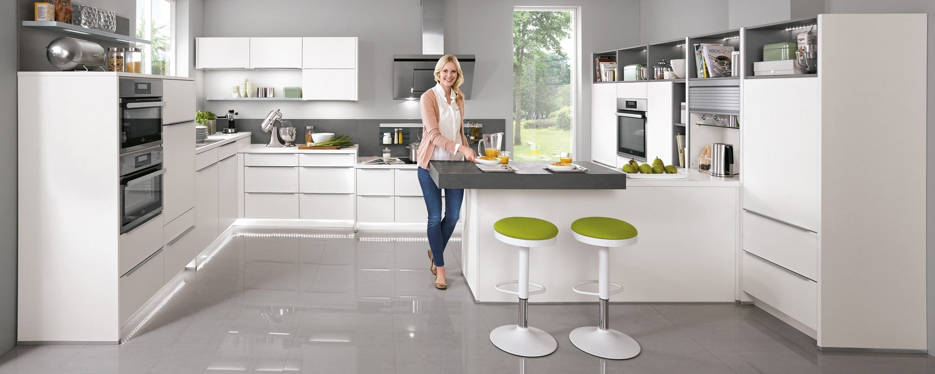 Moderne Küche mit ergonomischen Arbeitsbereichen, hochgesetzten Geräten und Kücheninsel