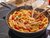 Vegane Tomaten-Ricotta-Pasta wird in der Pfanne vermischt