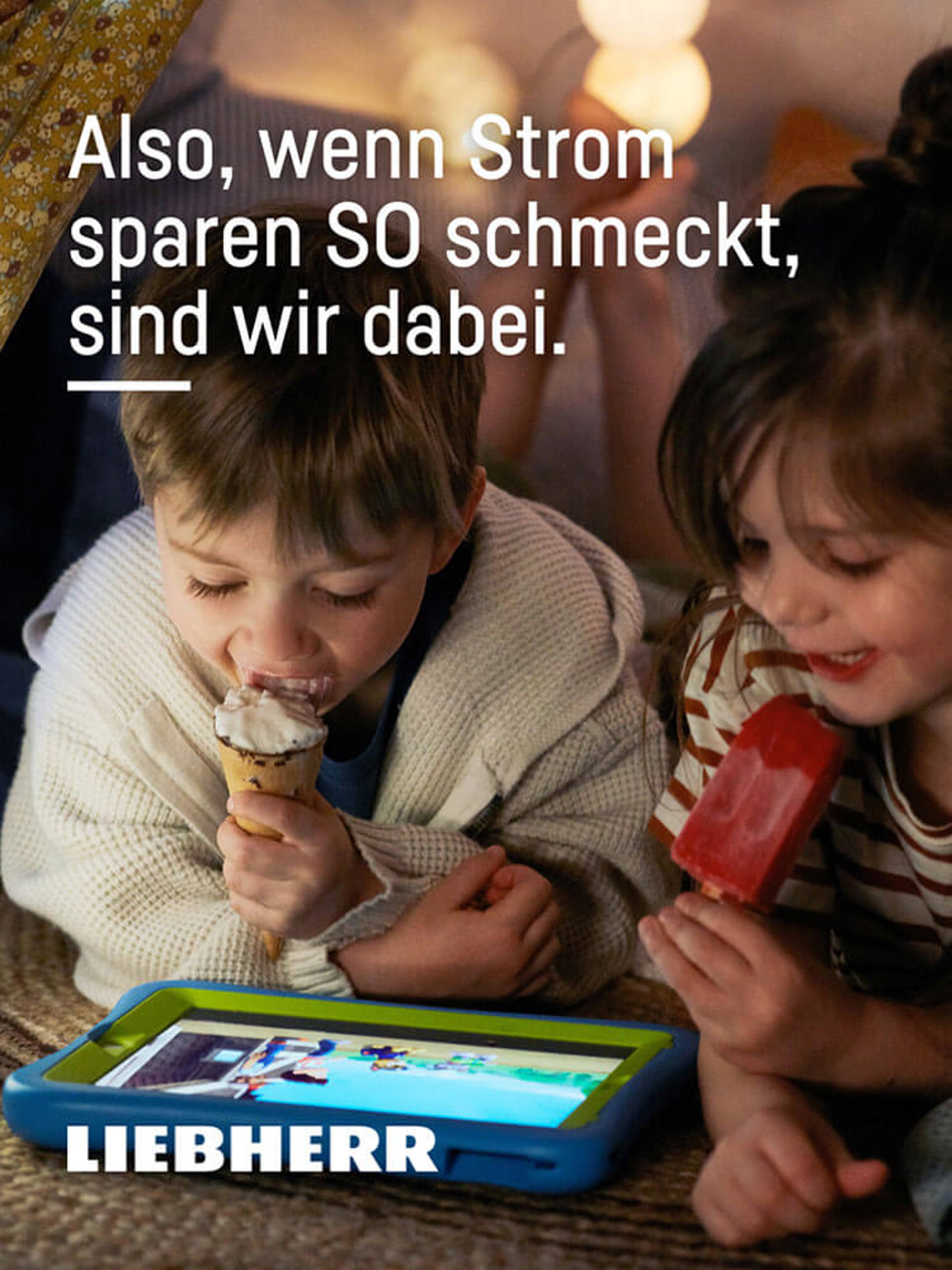 Zwei Kinder essen Eis und schauen sich ein Video auf einem Tablet an - Liebherr-Logo im Vordergrund.