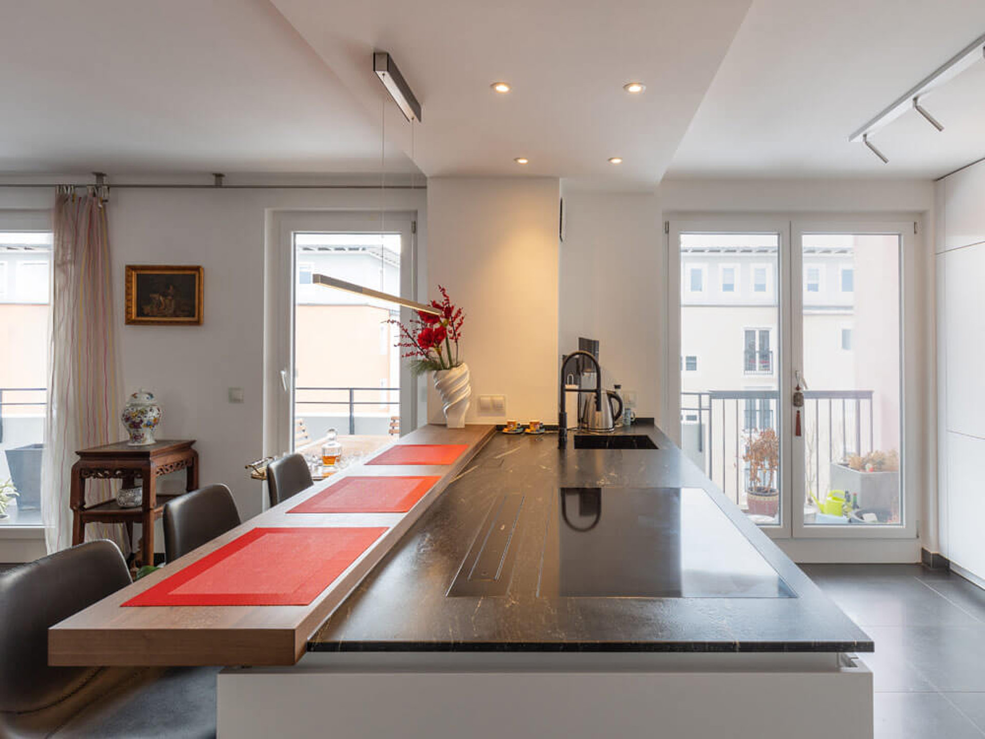 Offene, moderne Küche mit großer Kochinsel. Die pflegeleichte Anti-Fingerprint-Technologie ist ideal für Familien.