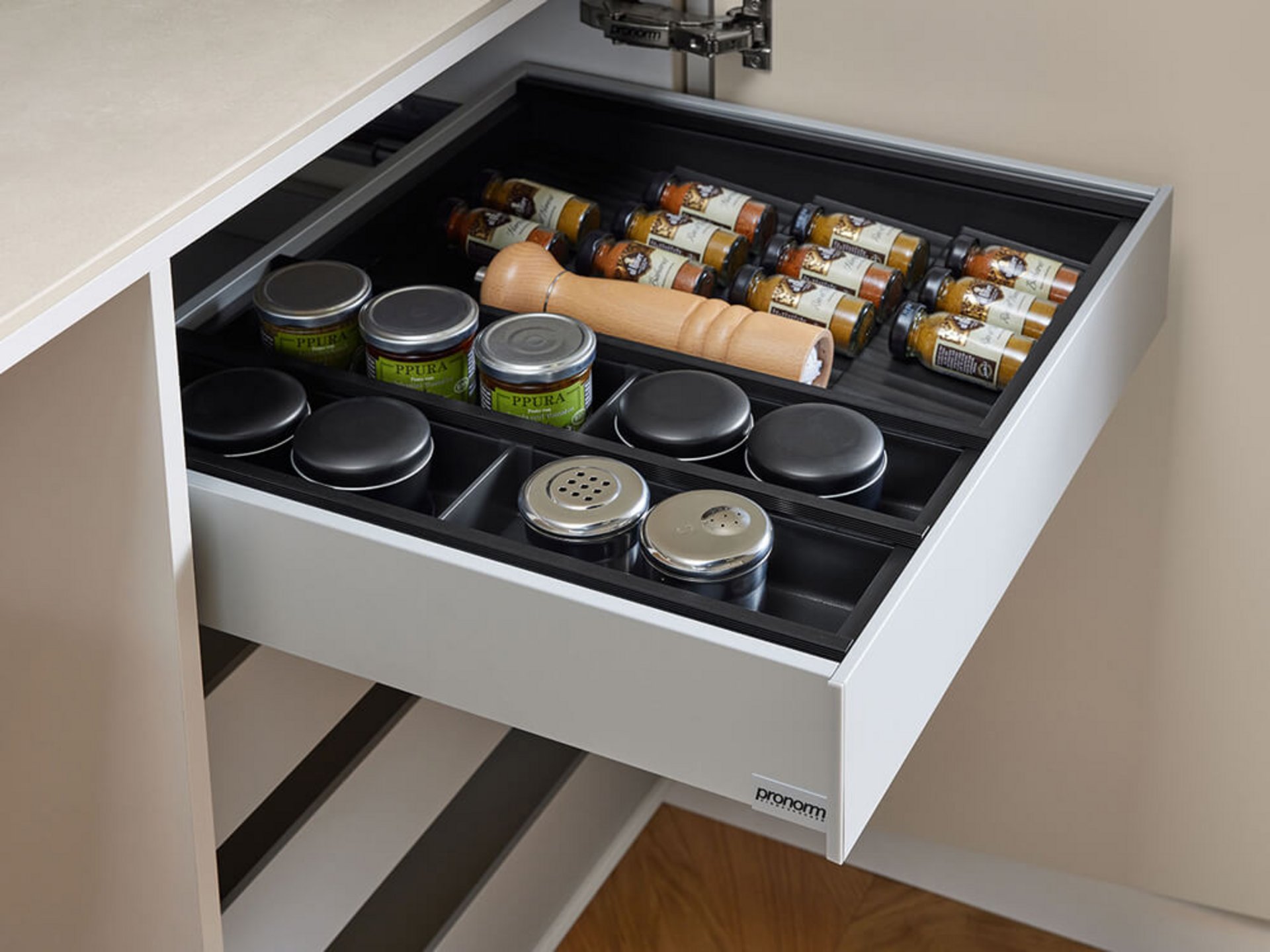 Küchen-Innenorganisation mit Gewürzeinsatz und transluzenten Seitenzargen in edler Titan-Optik.