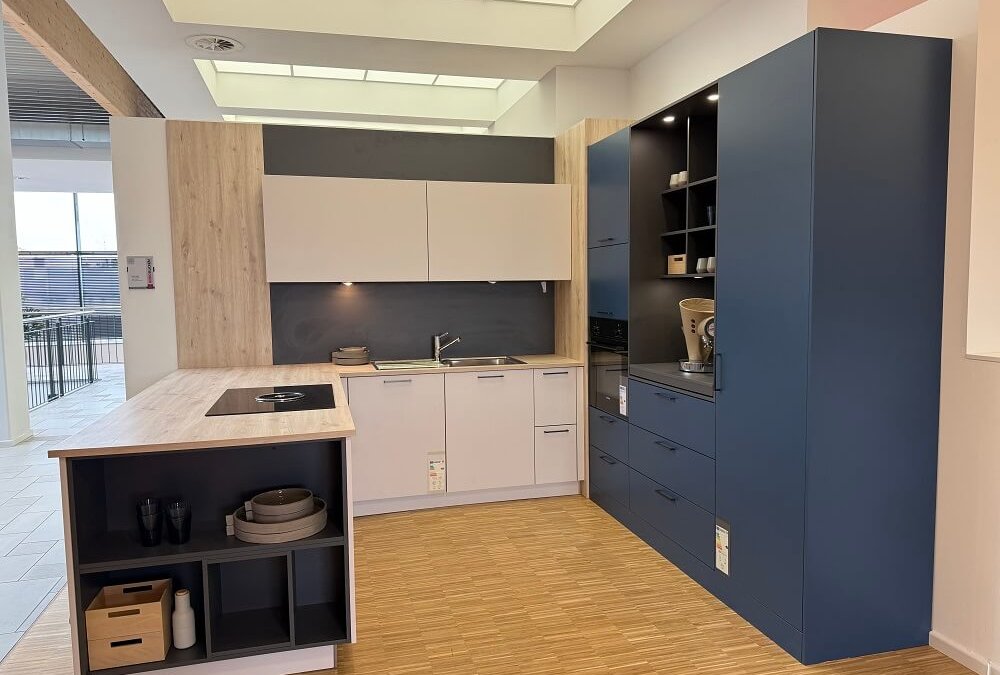 Moderne U-Küche in Weiß mit blauen Hochschränken und Holzdetails