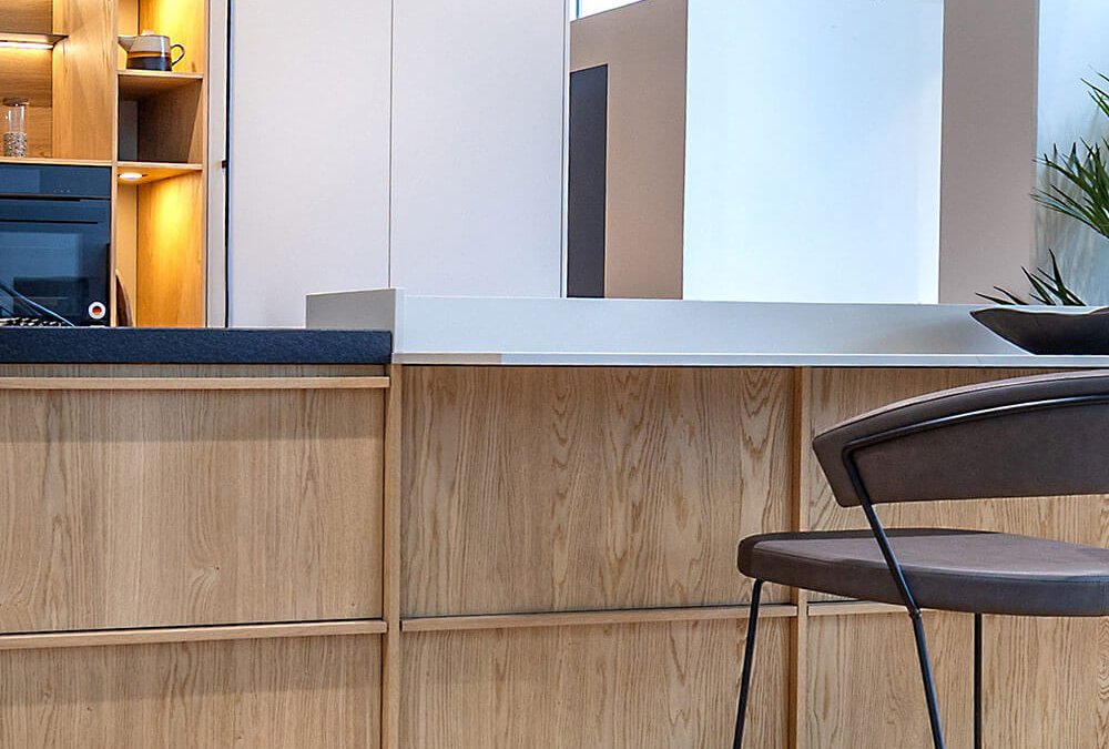 Moderne Küche mit Holzfronten, Kücheninsel und Sitzplatz als Beispiel für kurze Laufwege