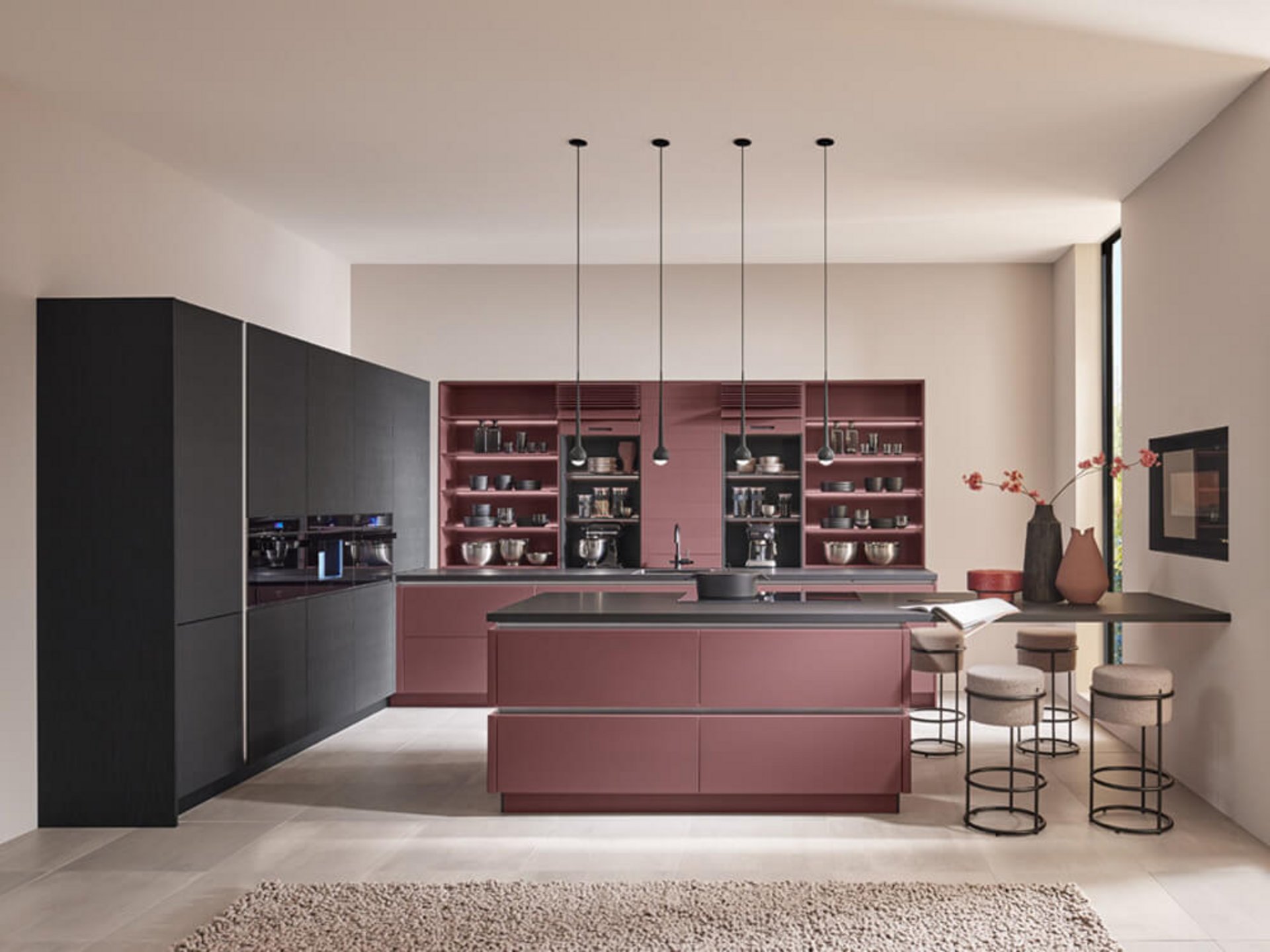 Grifflose Planung als offene Wohnküche – moderne Küche schwarz matt mit klarer, minimalistischer Linienführung.