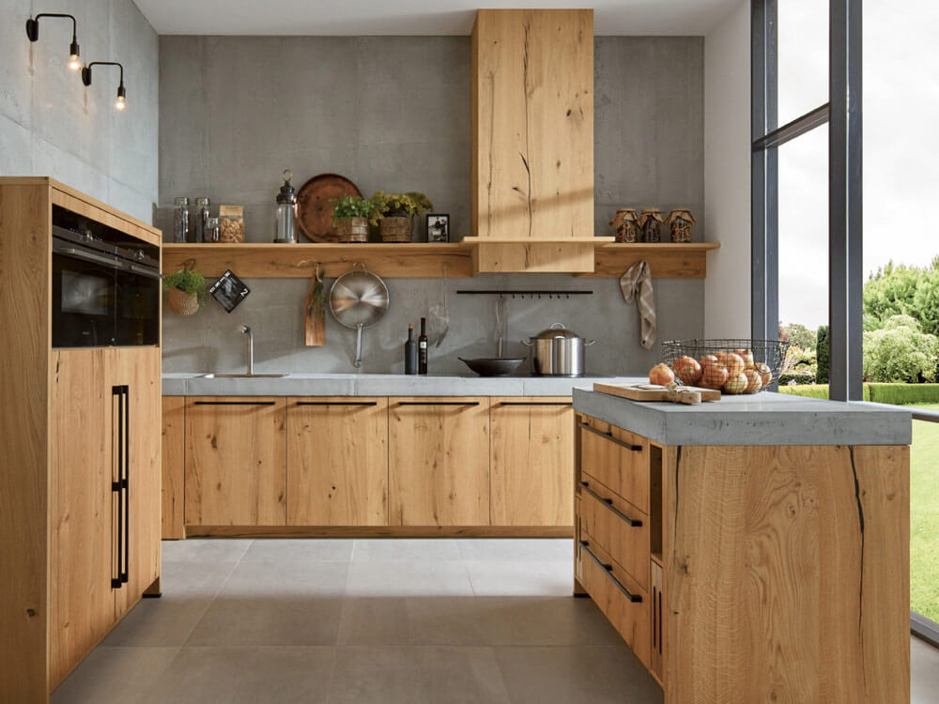 Langlebige Küche aus Alteiche Natur mit modernem Beton-Kontrast – zeitloses Küchendesign mit natürlicher Wärme
