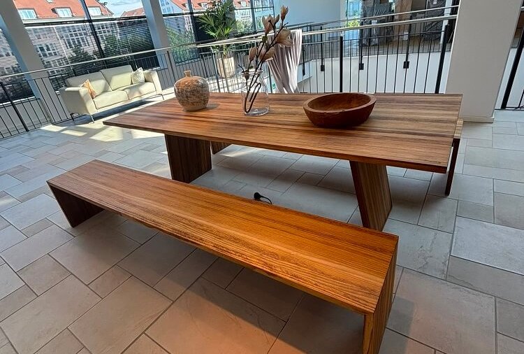 Massivholztisch mit zwei passenden Bänken in der ASMO KÜCHEN Ausstellung Unterhaching