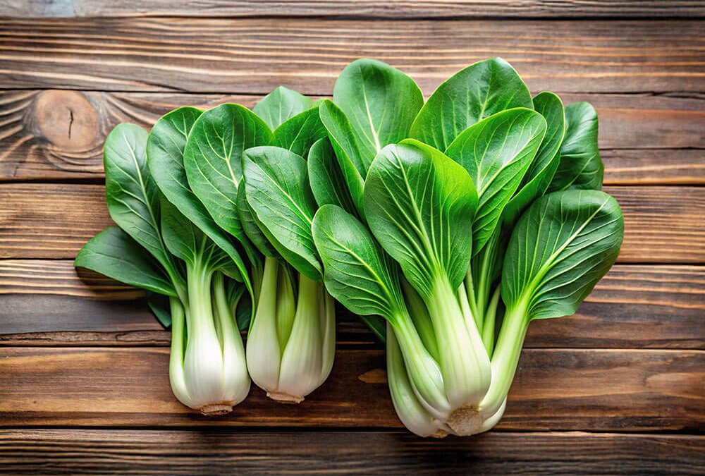 Frischer Pak Choi auf Holztisch – milder Kohl mit überraschend viel Power und gesunden Vitaminen