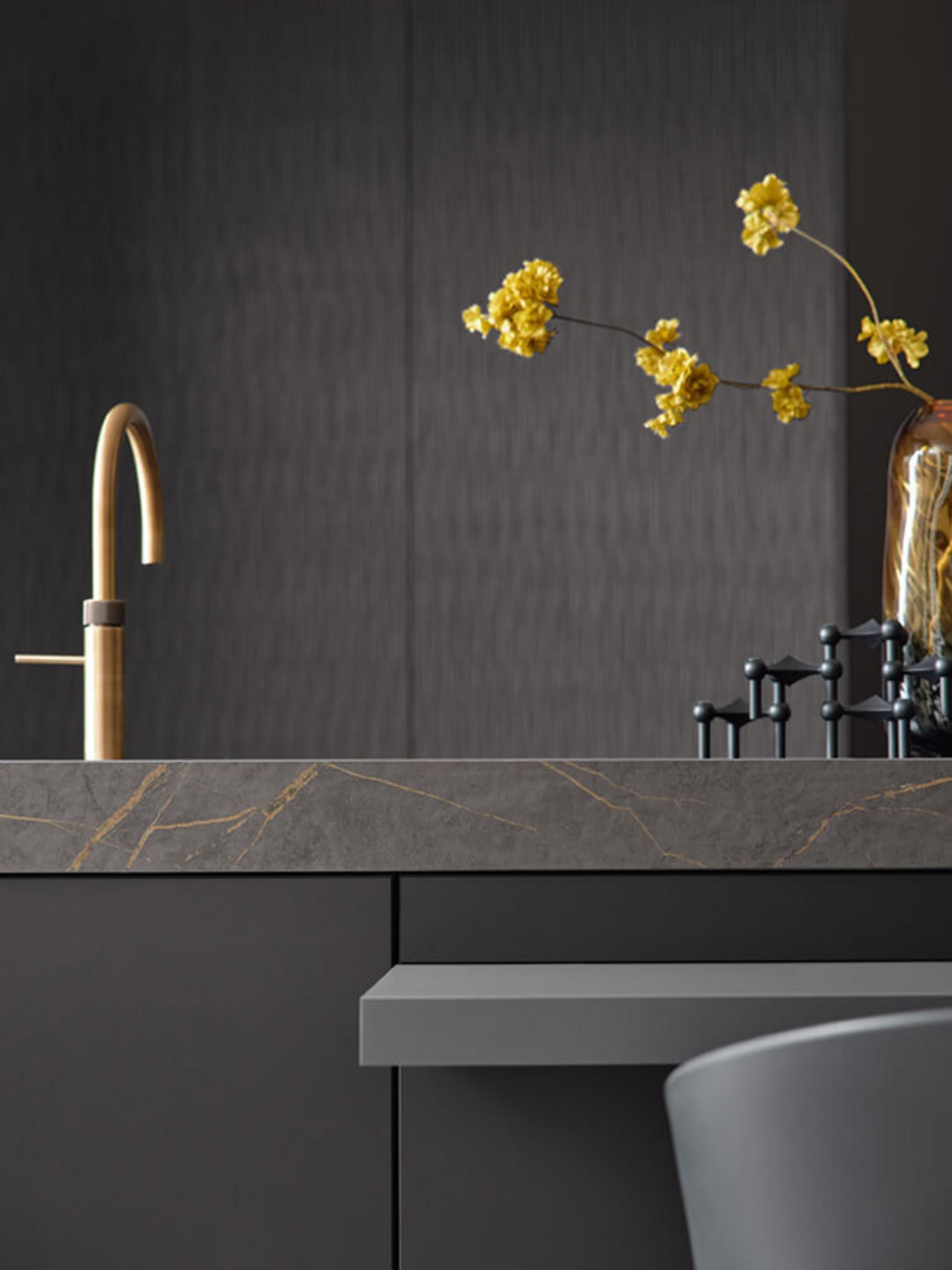 Kücheninsel mit Sitzplatz und integrierter Spüle in einer modernen Wohnküche in Schwarz.