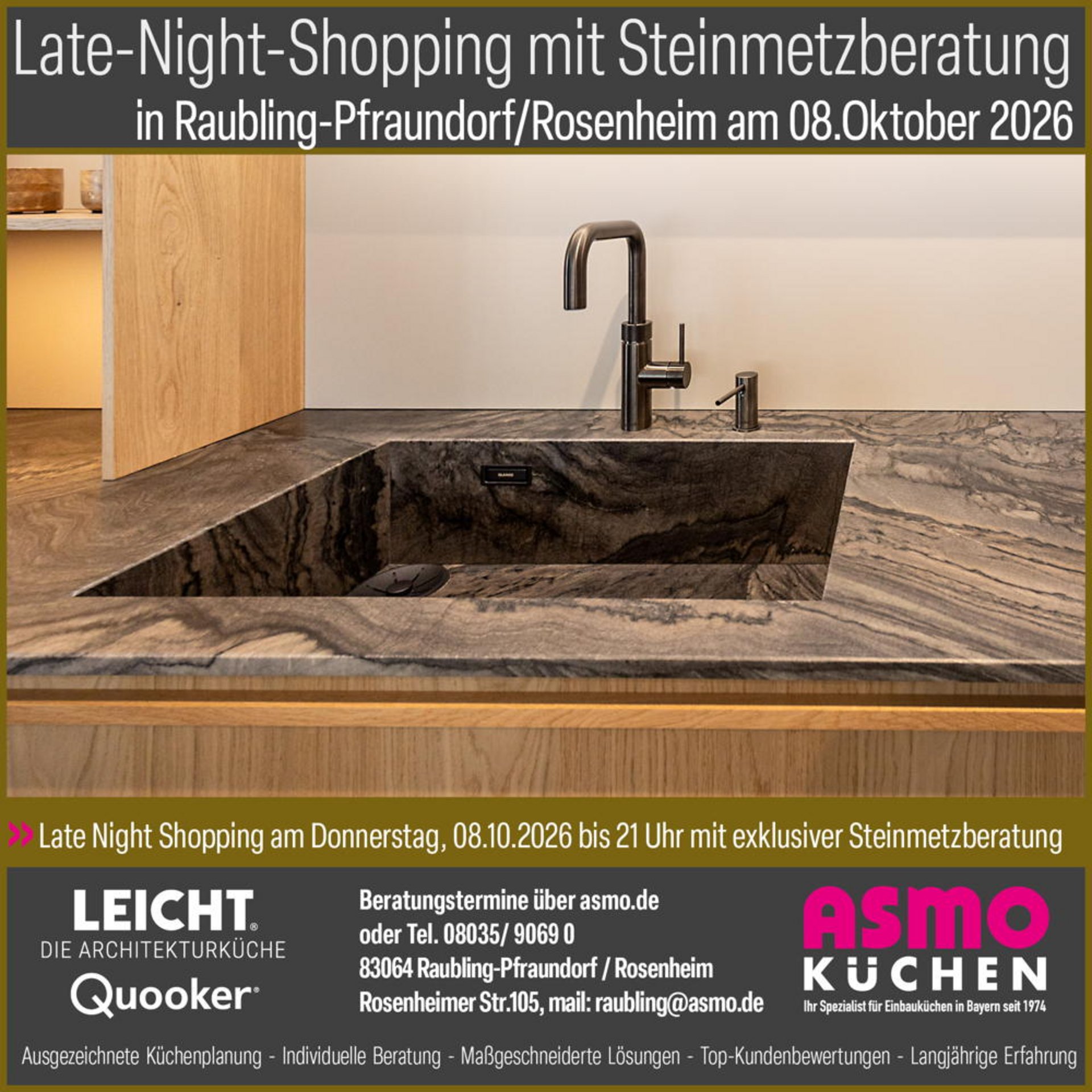 Dunkle Naturstein-Arbeitsplatte mit eingelassener Spüle und Armatur in einer Küche bei ASMO KÜCHEN.