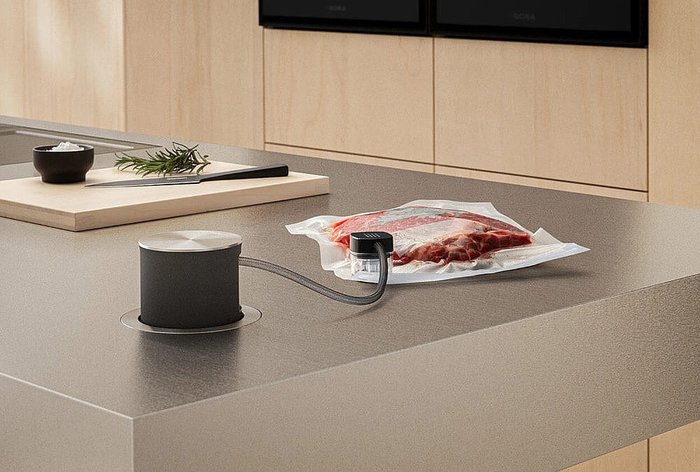 Bora QVac Vakuumier-Set auf Arbeitsplatte, um Lebensmittel wie Fleisch zu vakuumieren und frisch zu halten.