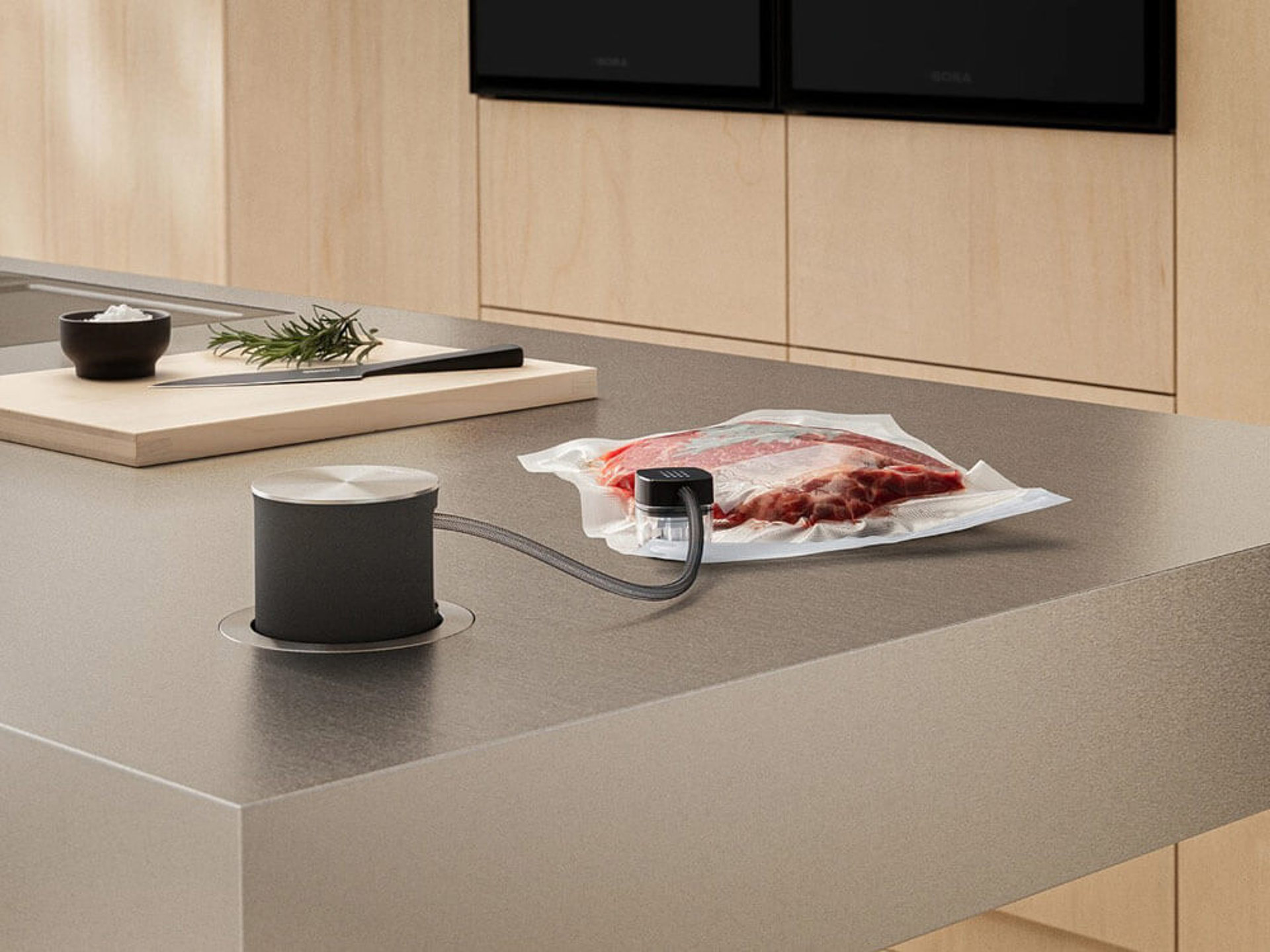Bora QVac Vakuumier-Set auf Arbeitsplatte, um Lebensmittel wie Fleisch zu vakuumieren und frisch zu halten.
