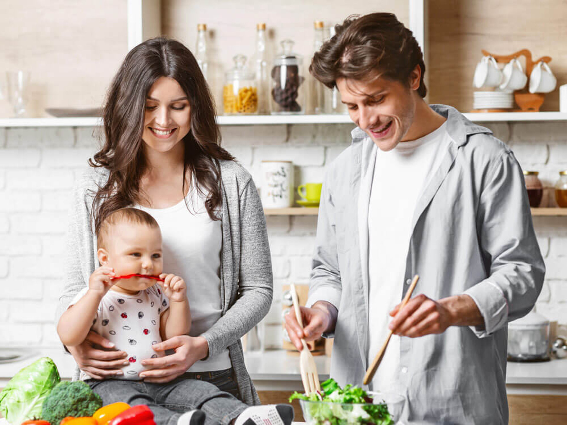 Eine Familie bereitet in der Küche Mahlzeiten zu, um Lebensmittelverschwendung zu reduzieren und gesund zu leben.
