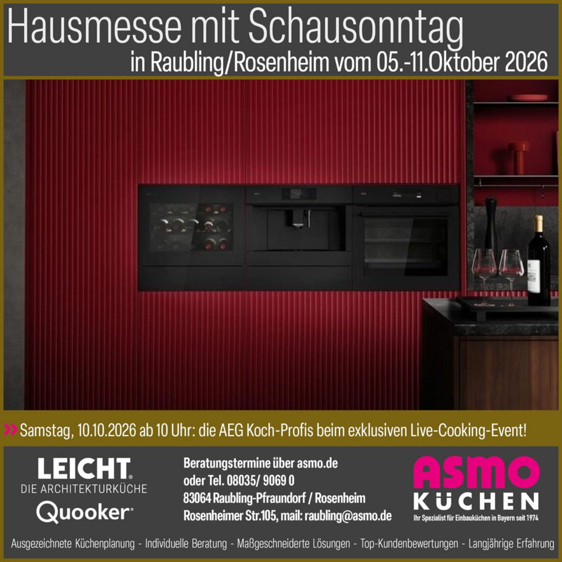 Rote Designküche mit dunklen AEG-Einbaugeräten, darunter Backofen und Kaffeevollautomat.