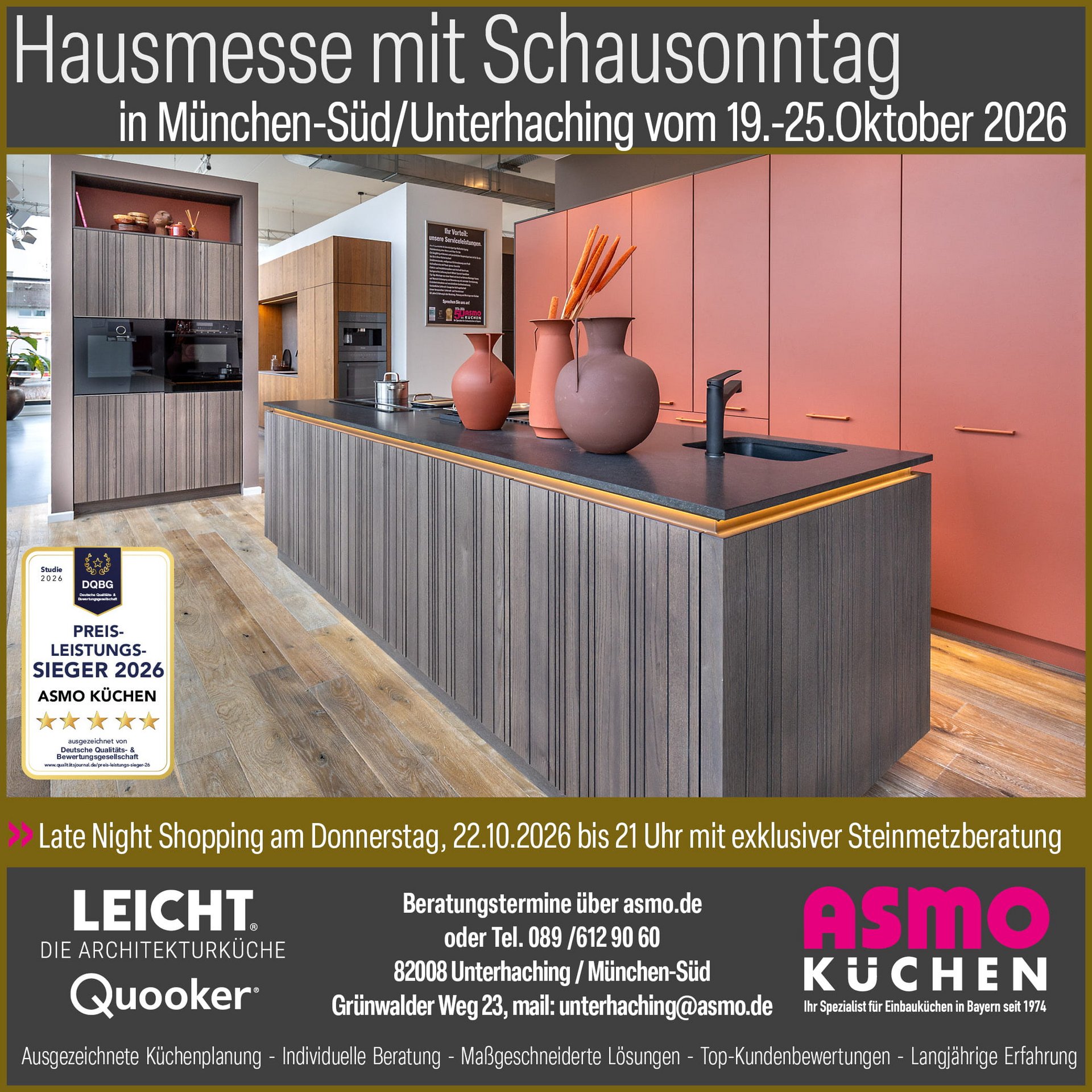 Küche mit terrakottafarbenen Fronten und Holzkochinsel, dekoriert mit Vasen, in der ASMO KÜCHEN Hausmesse