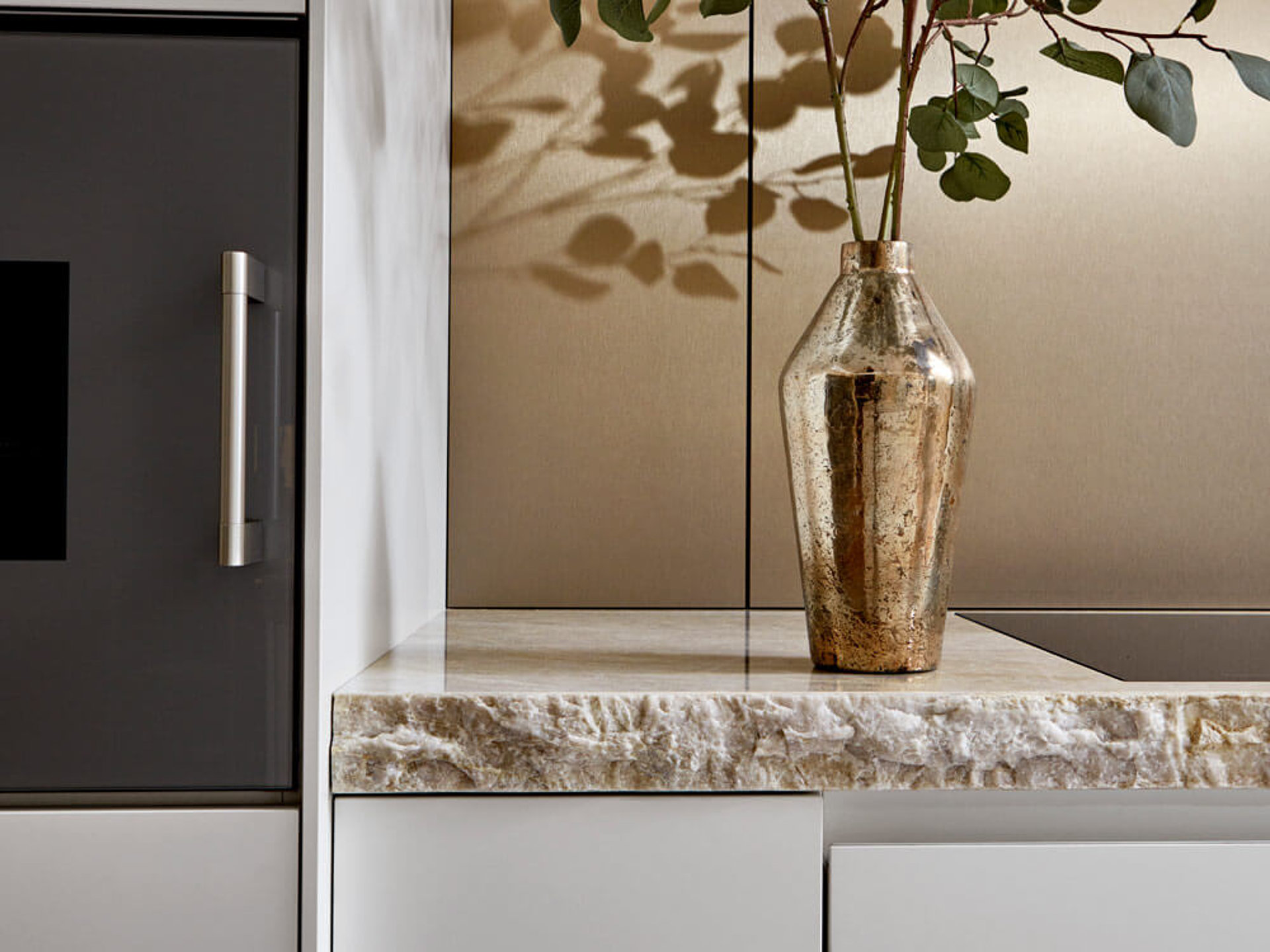 Ökologische Küche Materialien: Detailaufnahme einer nachhaltigen Küchenarbeitsplatte und schadstoffarmen Fronten.