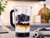 Gefrorene Blaubeeren und Joghurt werden im Mixer zu Blaubeer-Softeis verarbeitet