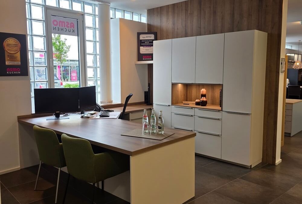 Moderner Arbeitsplatz mit Schreibtisch, Stauraumschränken und Holzoptik bei ASMO KÜCHEN