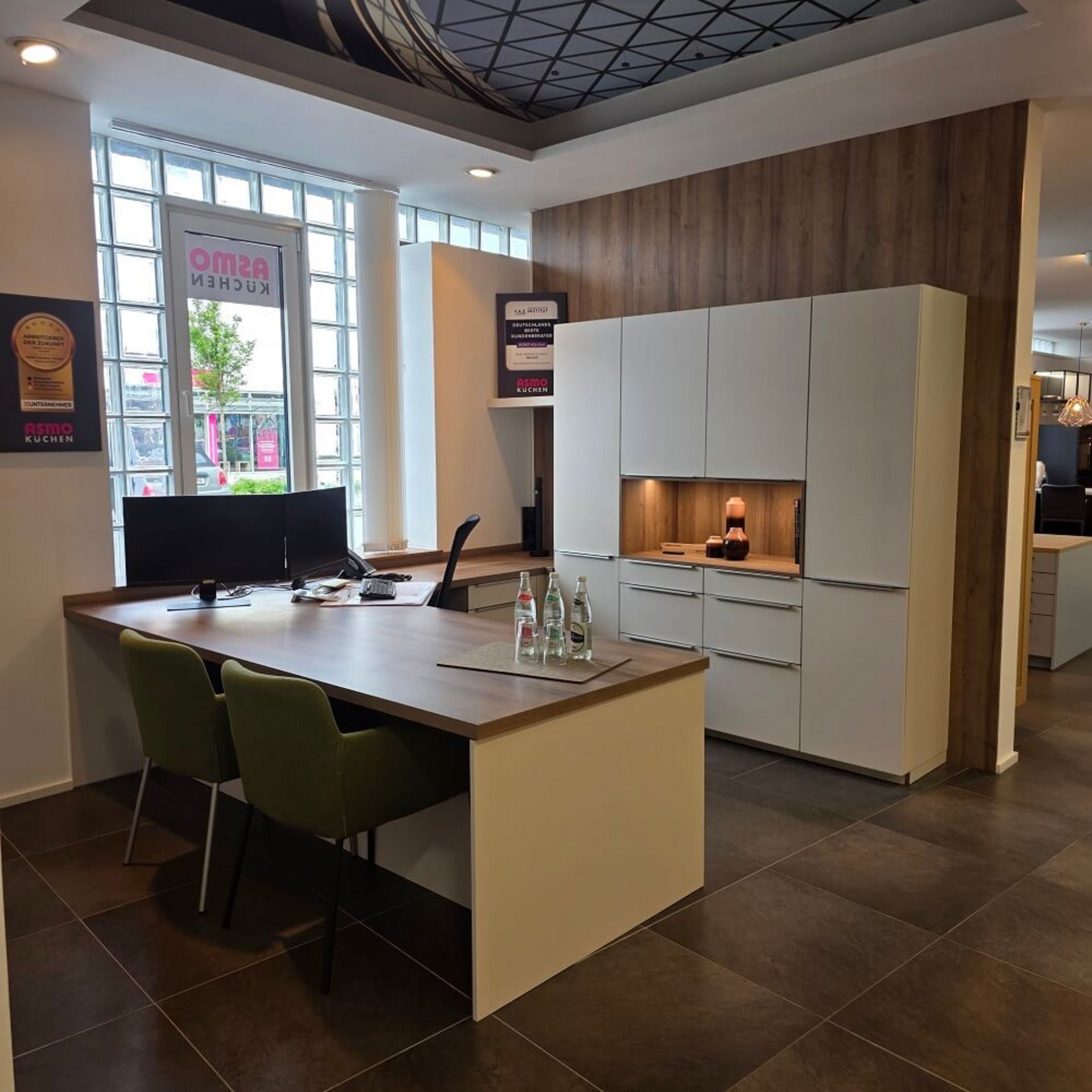 Moderner Arbeitsplatz mit Schreibtisch, Stauraumschränken und Holzoptik bei ASMO KÜCHEN