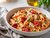 Fertige vegane Tomaten-Ricotta-Pasta mit Basilikum