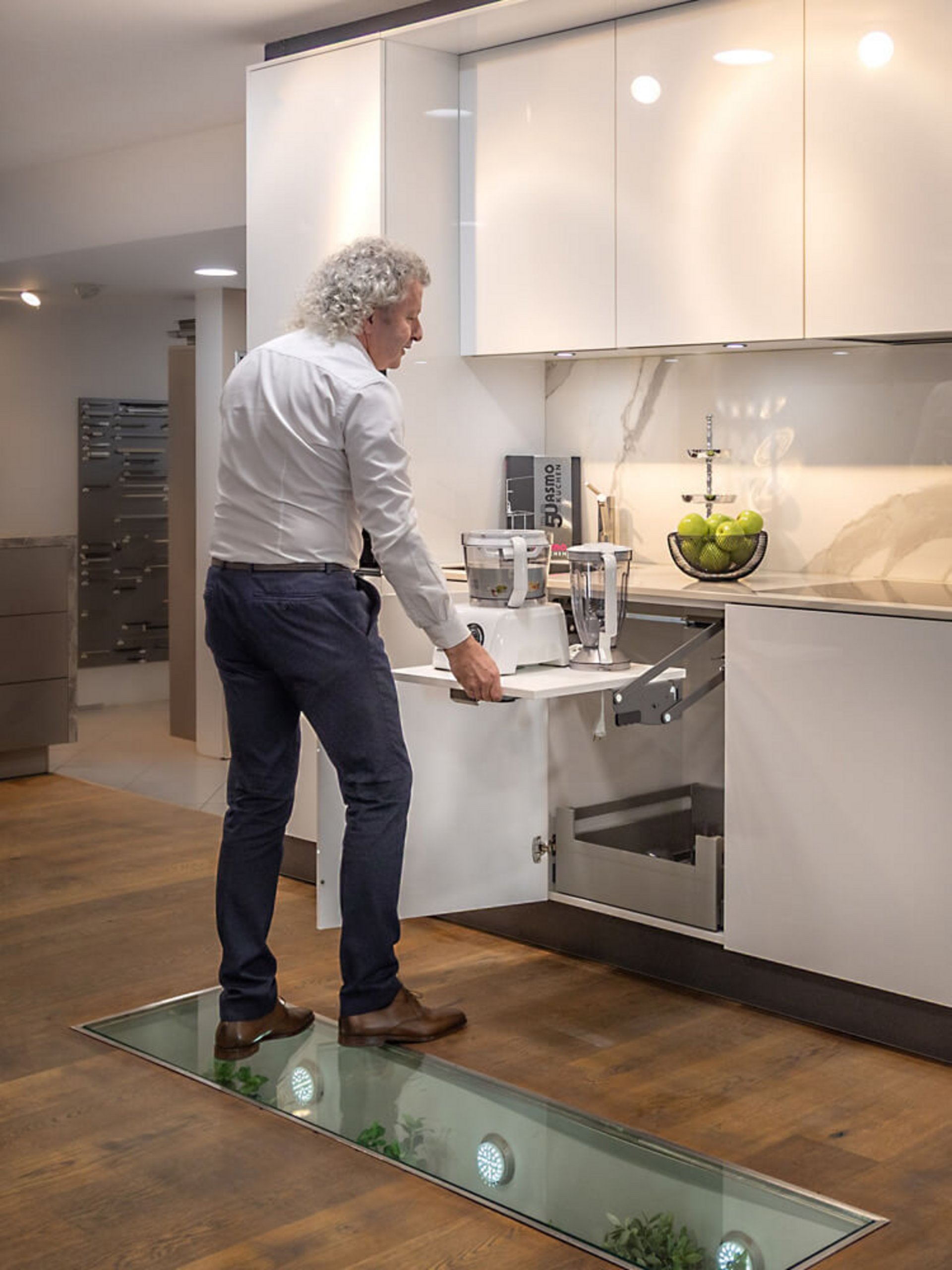 Moderner Eckschrank-Lifter mit Küchenmaschine in ergonomischer Arbeitshöhe
