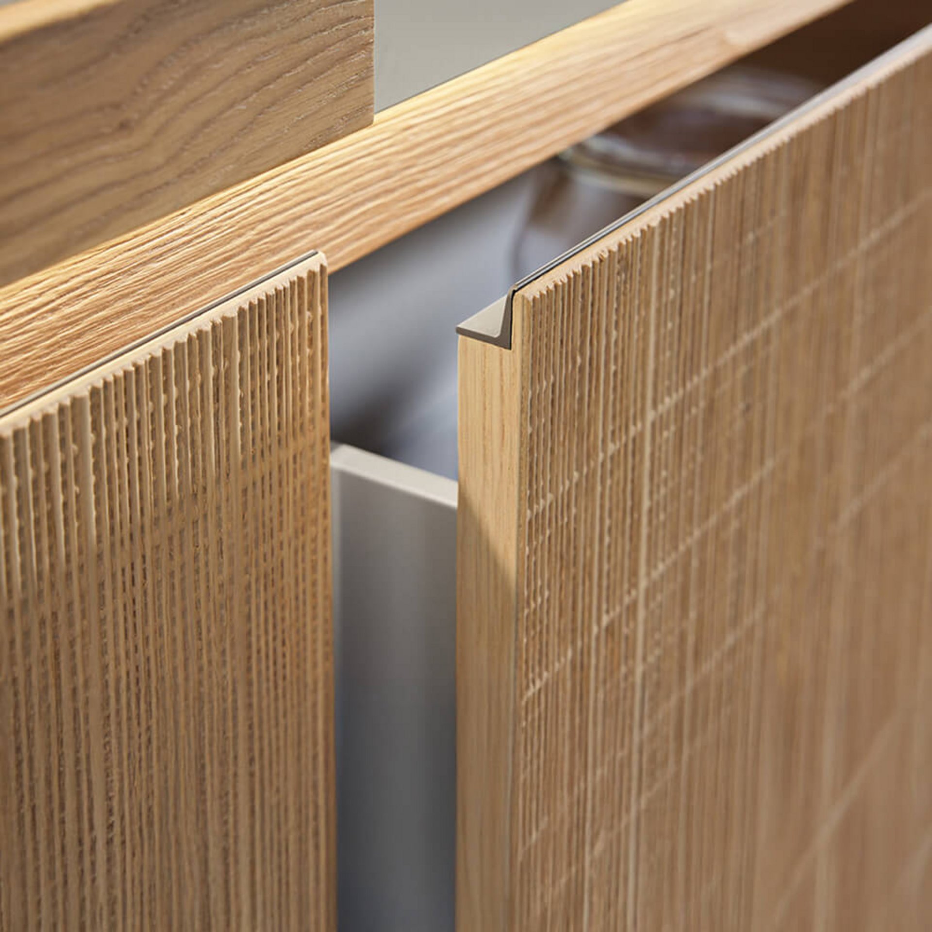 Helle matte Küchenfront mit Griffdetail – Greige- und Beigetöne für weichen, wohnlichen Minimalismus