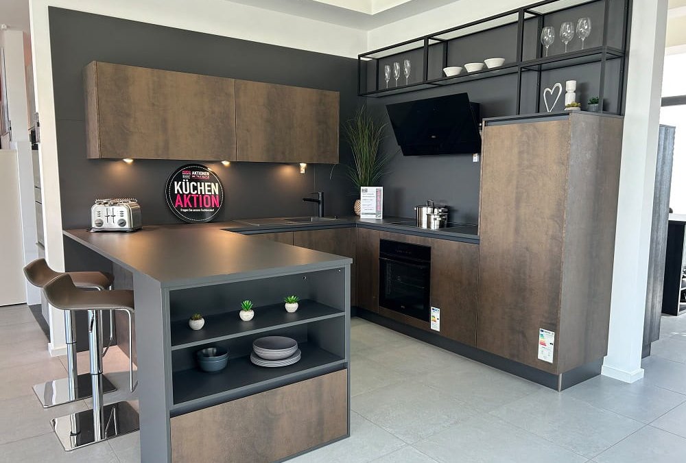 U-Küche mit Halbinsel und Ansatztisch in Galvano Portland von ASMO X-Line