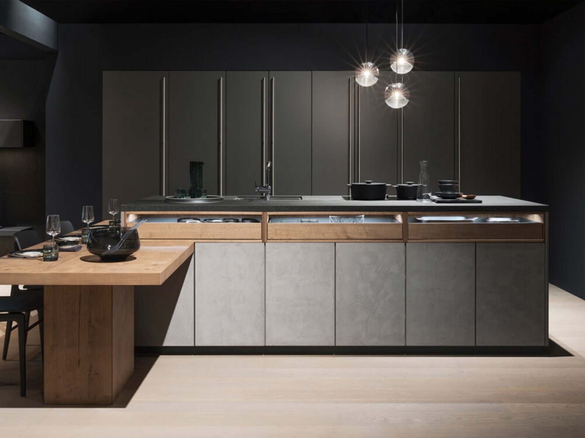 Moderne Premium-Einbauküche mit dunklen Fronten, Holzdetails und Kücheninsel
