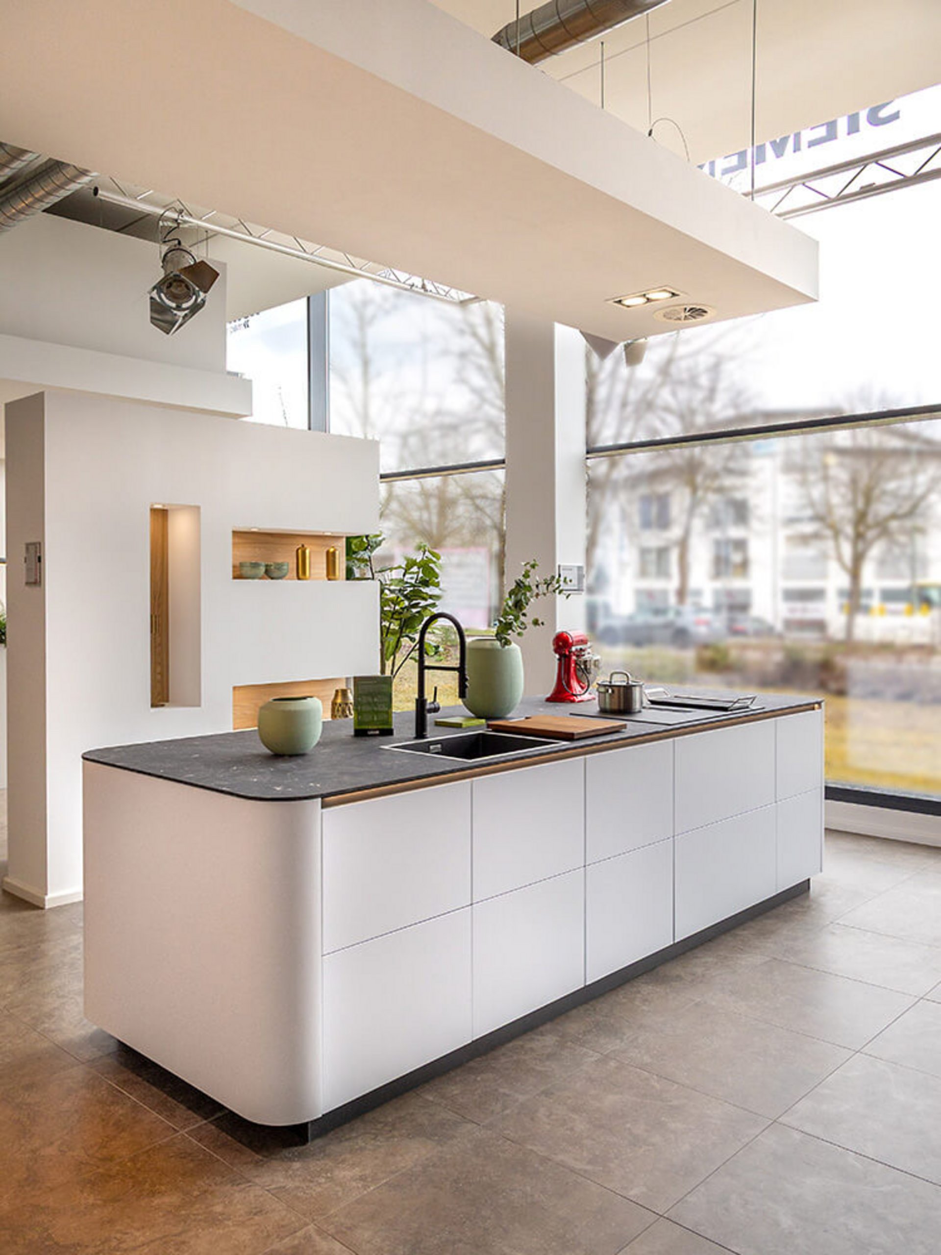 Kombination aus matten und Hochglanz Küchenfronten in moderner Küche