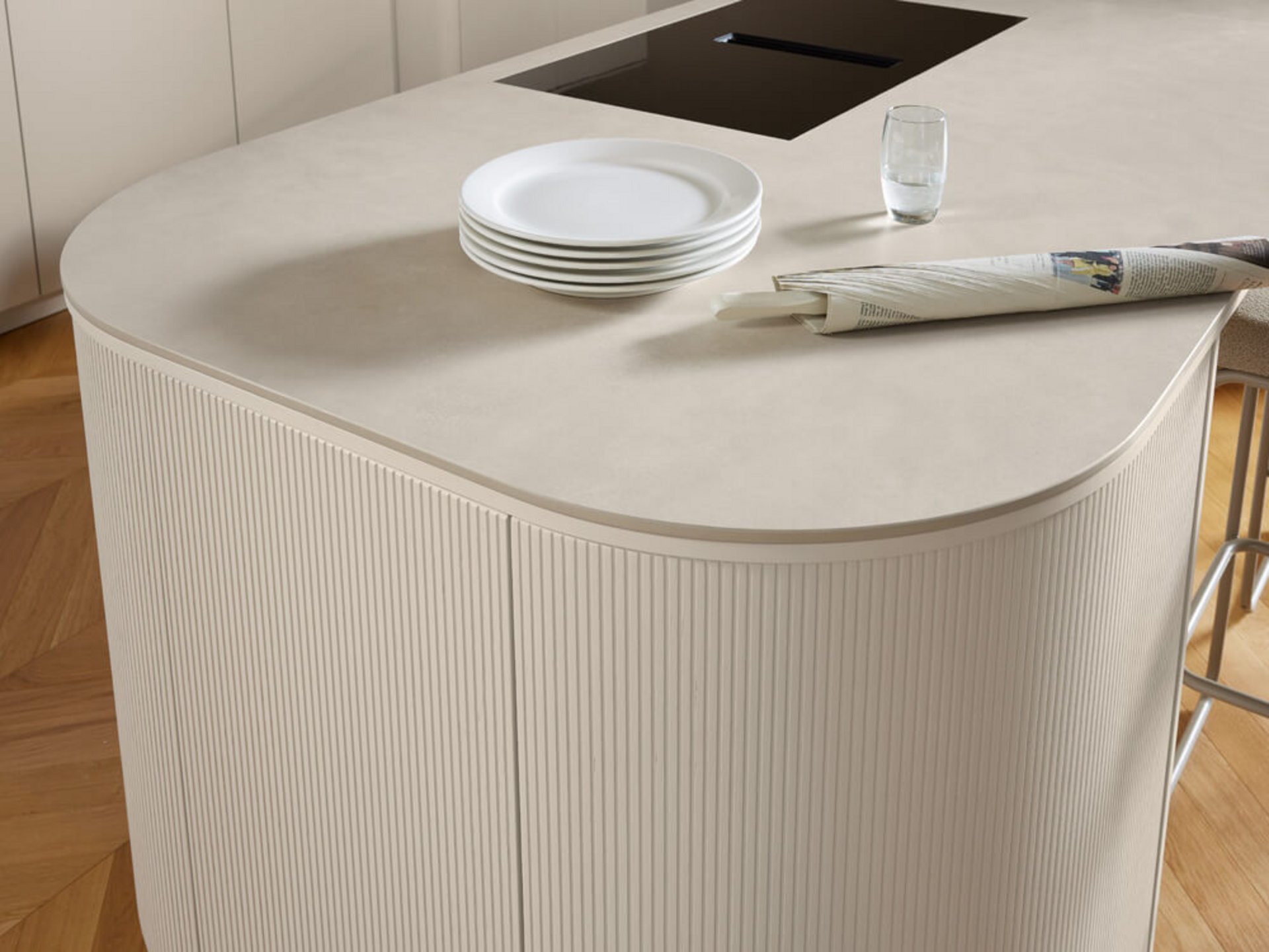 Detail einer abgerundeten Arbeitsplatte in Eiche Angora grau zur Vermeidung harter Kanten in der Küchenplanung.