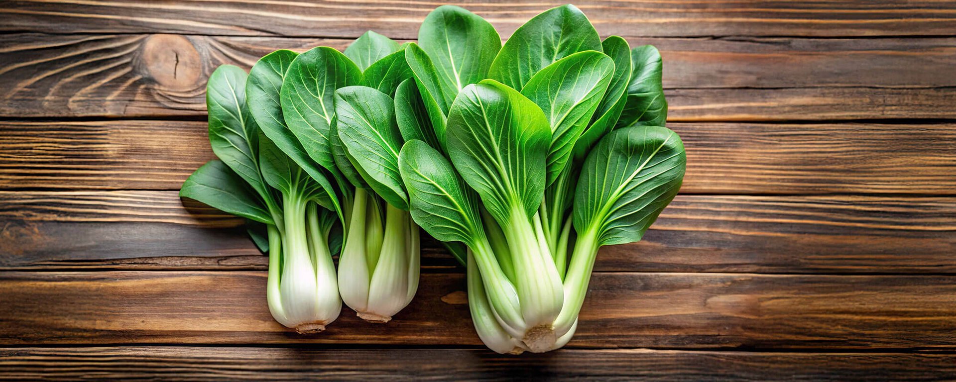Frischer Pak Choi auf Holztisch – gesundes Gemüse des Monats mit vielseitiger Zubereitung