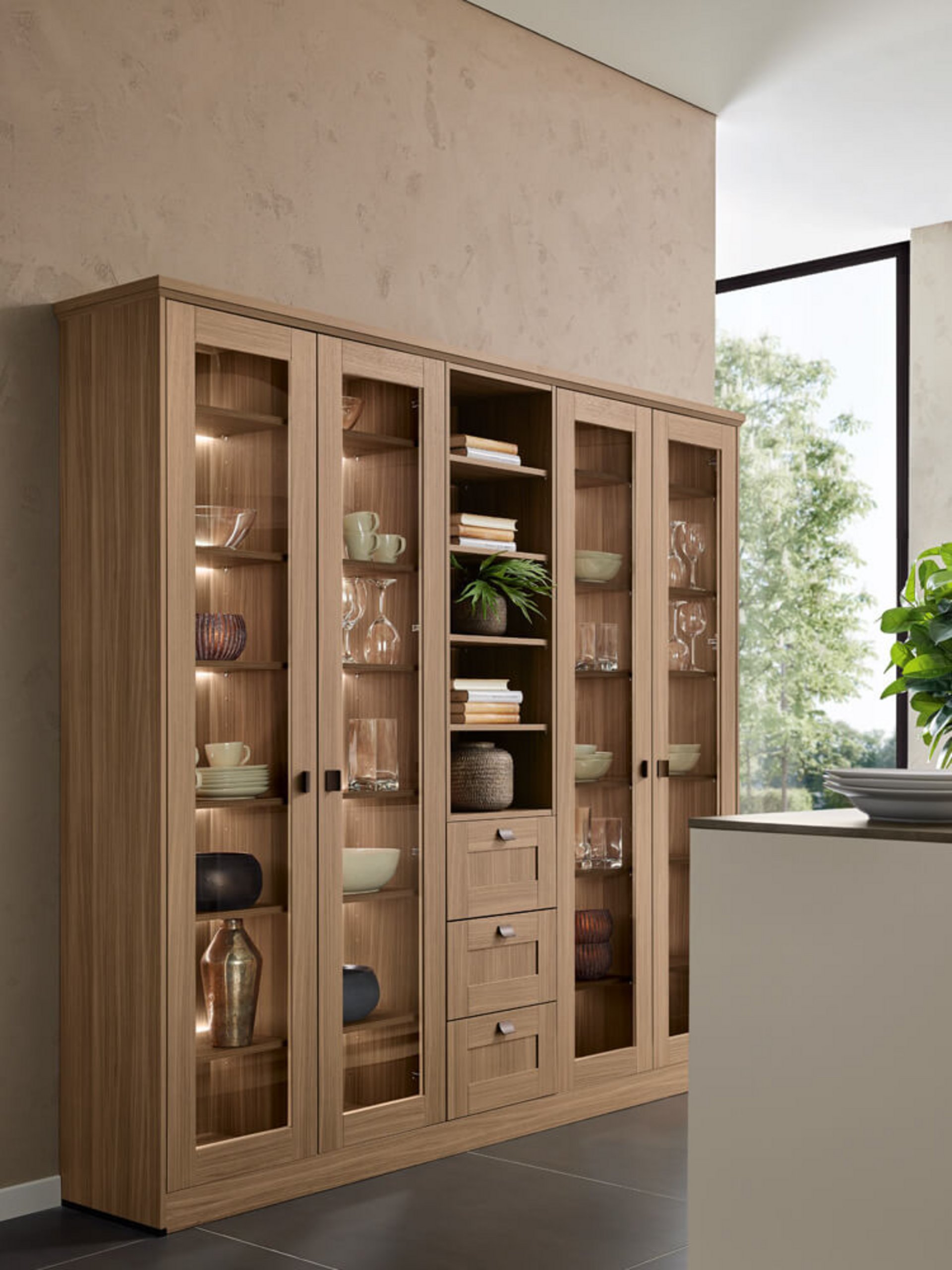 Beleuchtete Vitrine in Nussbaum hell mit Glasfront für Gläser und Dekoration