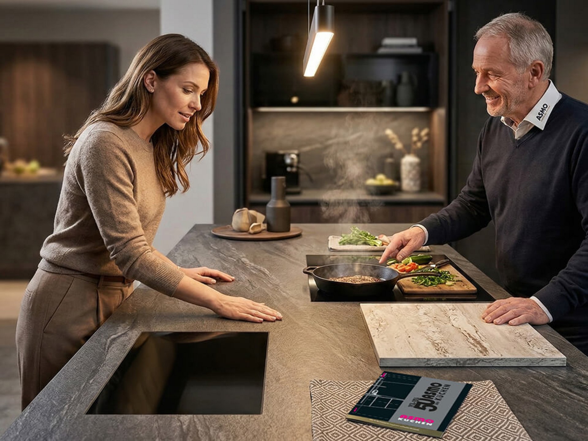 Beratung im Küchenstudio zu Materialien und Oberflächen für eine nachhaltige Küche