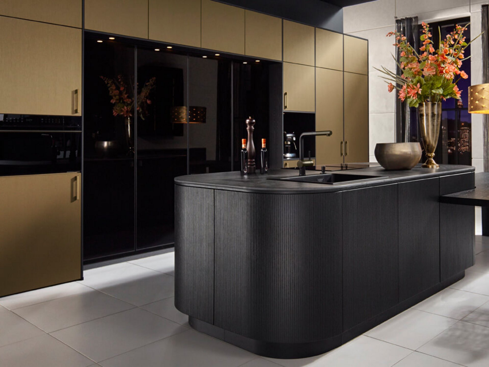 Luxusküche mit Rundwangen-Insel in Asteiche schwarz und bronzefarbenen Hängeschränken in einer modernen ASMO KÜCHEN Ausstellung.